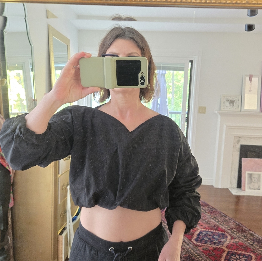 Small Black Puffy Cropped Top
